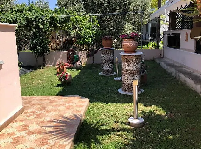 Ξενοδοχείο με διαμερίσματα Mary 1 & Fresh! 3*